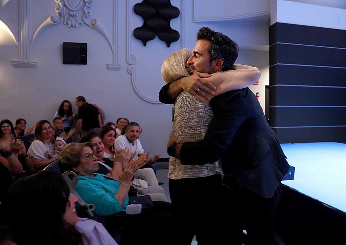 Imagen secundaria 1 - Las colas en el Albéniz; Castillo abrazando a su madre, y parte de la organización posando con el autor. 