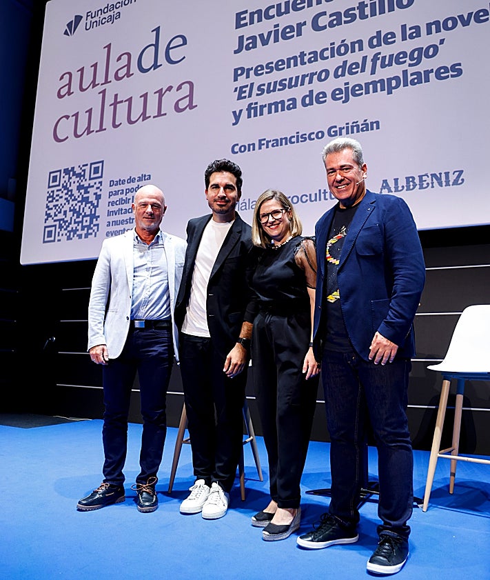 Imagen secundaria 2 - Las colas en el Albéniz; Castillo abrazando a su madre, y parte de la organización posando con el autor. 