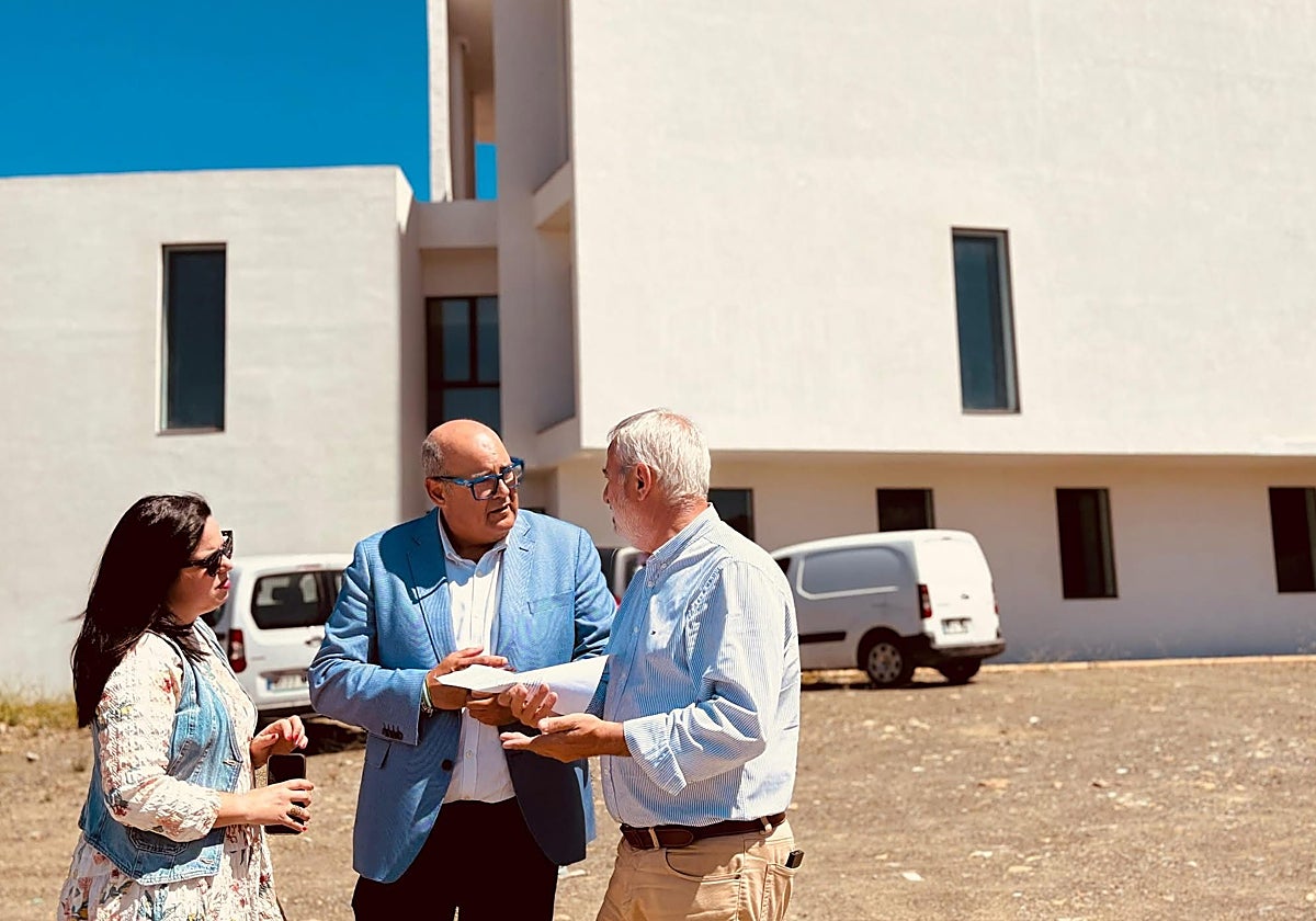 El alcalde veleño, Jesús Lupiáñez, con los ediles Lourdes Piña y Jesús María Claros.