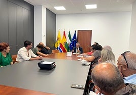 El alcalde de Rincón de la Victoria reunido, en la tarde de este miércoles, con representantes de las urbanizaciones Calaflores y Nueva Cala.