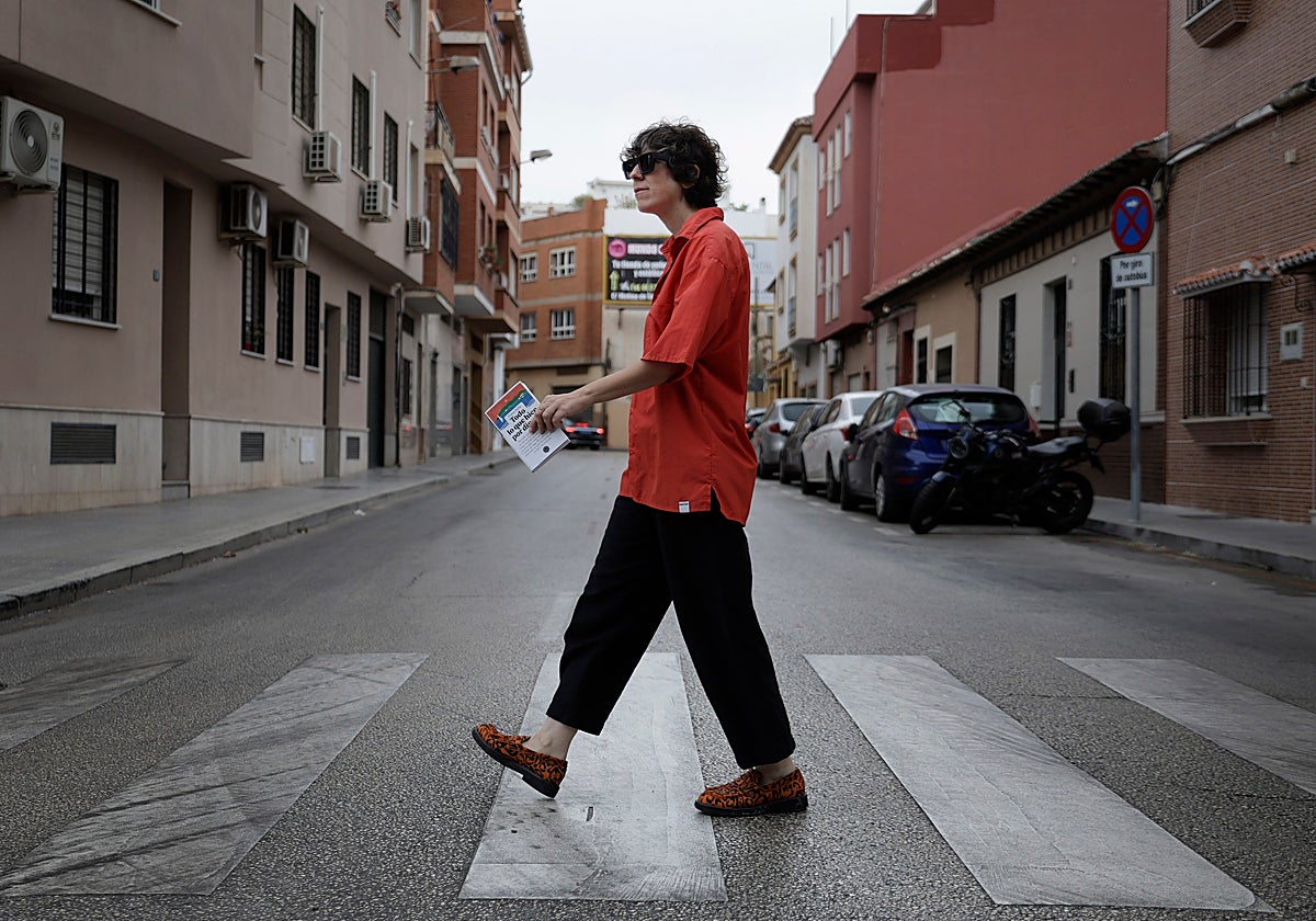 Violeta Niebla, en el paso de cebra donde hace unos años sufrió un atropello y que ahora protagoniza un capítulo de su novela.