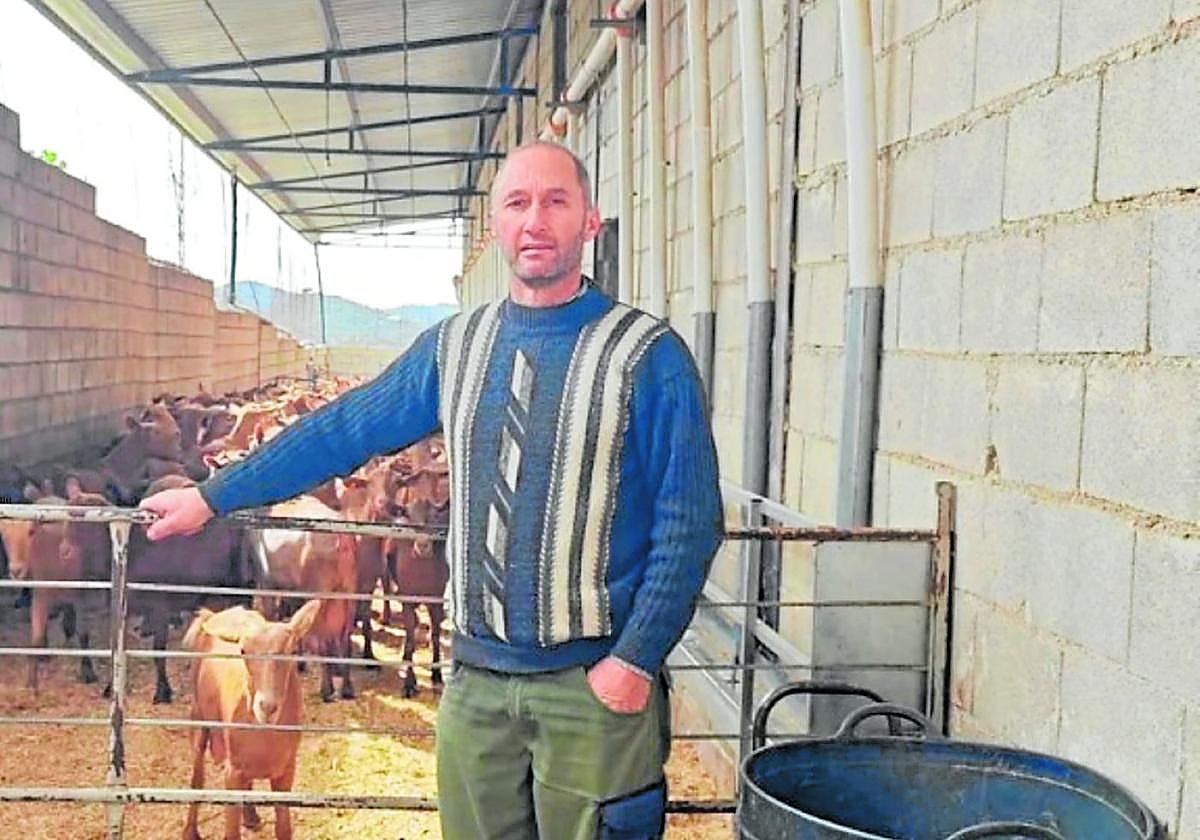 El secretario general de COAG en Málaga, Antonio Rodríguez, en su explotación ganadera en Sedella.