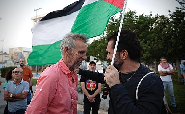 Ruggero saluda a un compañero.