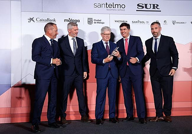 Aurelio Martín Simón recoge el premio junto a sus hijos.