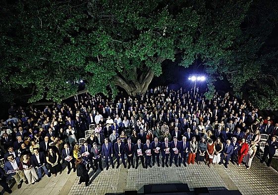 Foto de familia tras la presentación de la guía 'Quién es quién en Málaga 2025' en el jardín de San Telmo Business School.