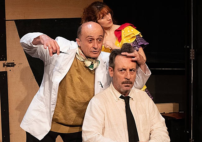 Pepe Viyuela, Antonio Molero y Mar Calvo, en una imagen de la obra de teatro 'El barbero de Picasso'.