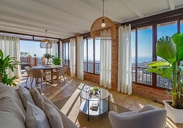 Terraza cubierta para el invierno en una casa rural de Málaga.