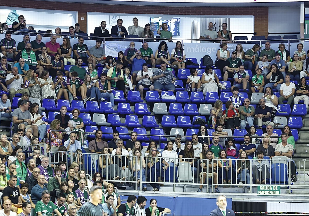 Una de las esquinas del pabellón próxima al banquillo del Unicaja en el partido contra el Mersin.