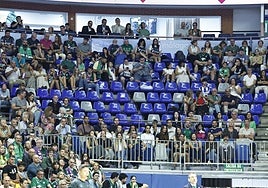 Una de las esquinas del pabellón próxima al banquillo del Unicaja en el partido contra el Mersin.