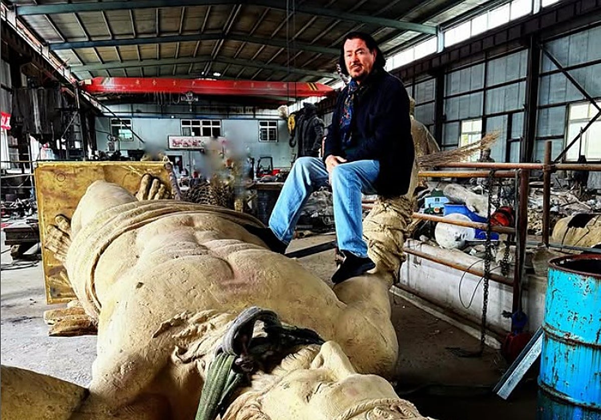 El artista posa con la escultura de Neptuno, antes de su fundición, en una foto de su perfil de Instagram.