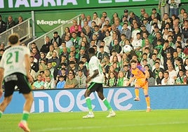Aarón Ochoa cuelga un balón al área en El Sardinero.