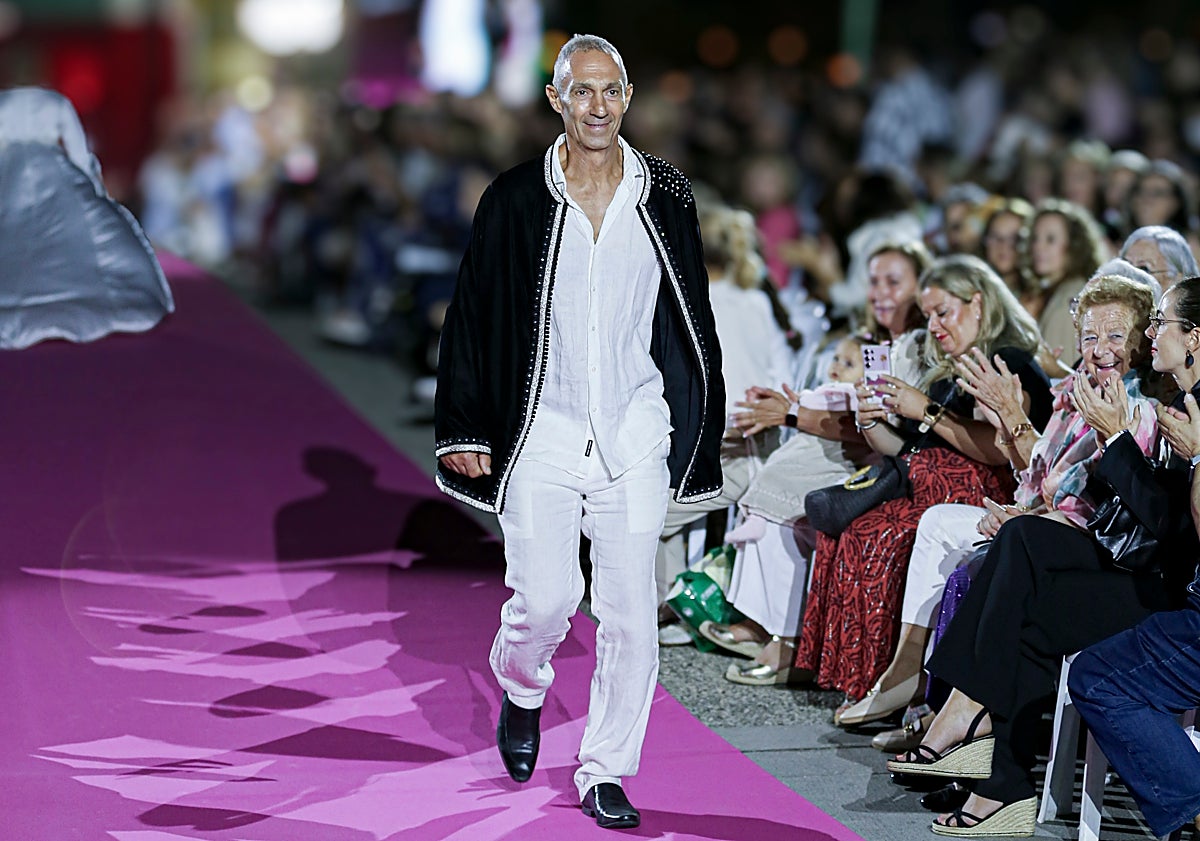 Imagen principal - Otra pasarela histórica en Málaga: desfile de mujeres operadas de cáncer de mama