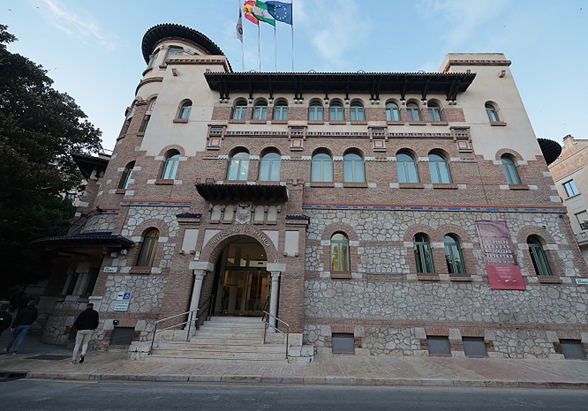 La imagen muestra el rectorado de la Universidad de Málaga.