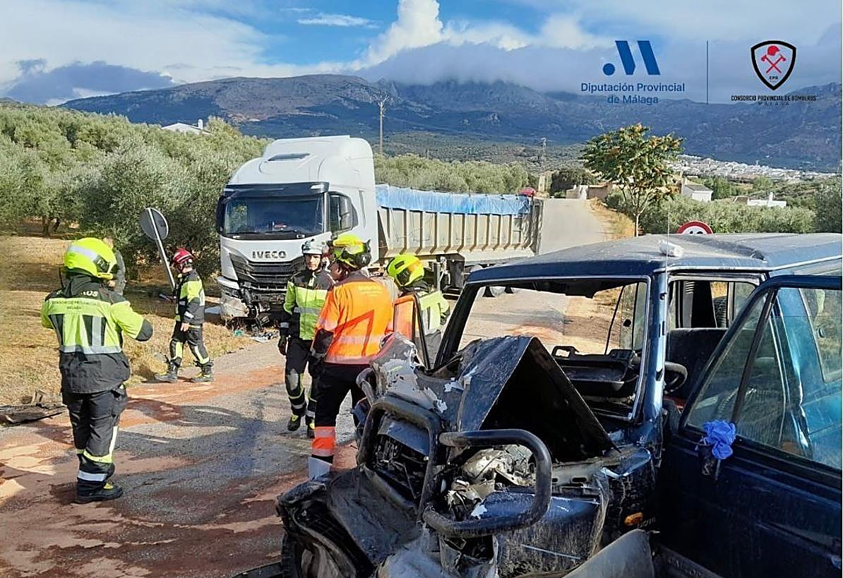 Bomberos excarcelan al conductor de un coche tras un accidente en Villanueva del Rosario