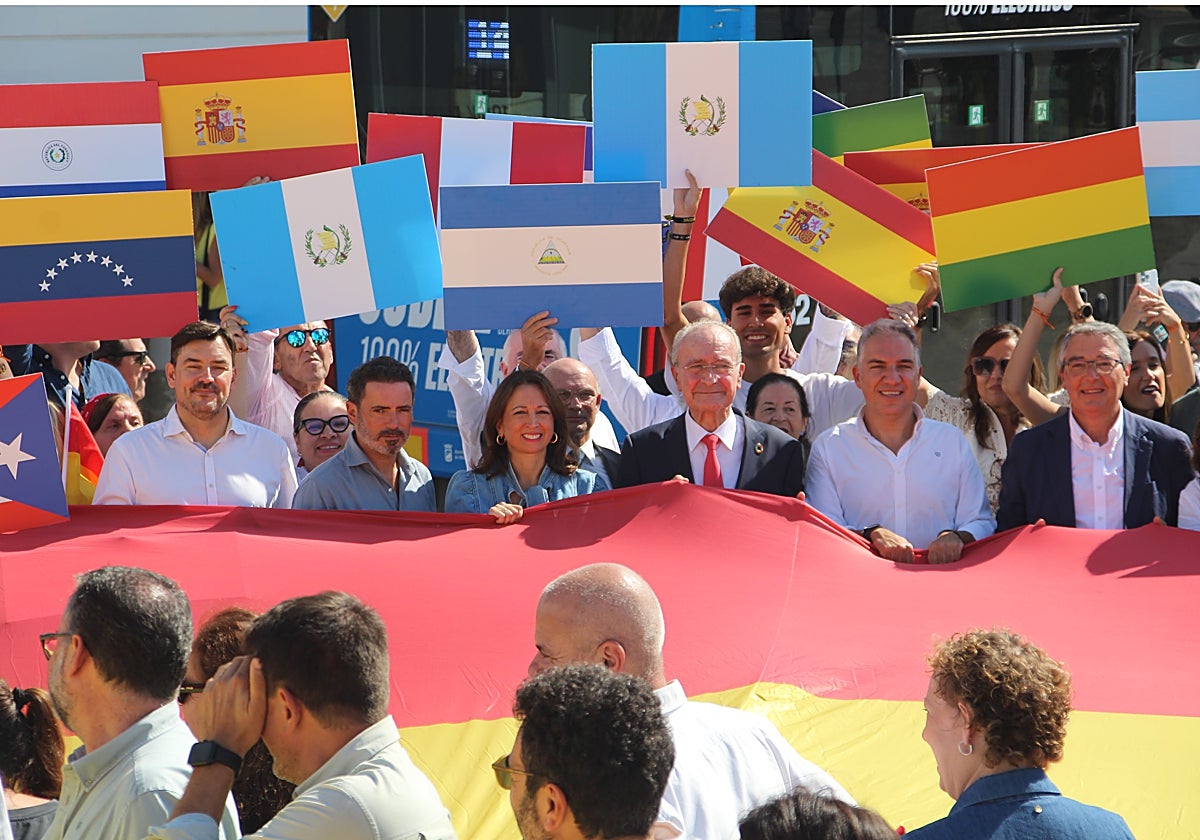 Los dirigentes populares, este viernes, junto a La Farola, en la capital.