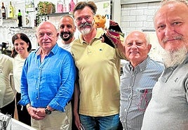 Manuel Olmedo, Leandro Ramírez y los hermanos Pino (Antonio muestra el muñeco que representa a Bernardo de Gálvez), con parte del personal del reabierto bar El Caracol.:: félix lorenzo
