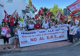 Imagen de una concentración de los trabajadores a las puertas del hotel Senator Marbella.