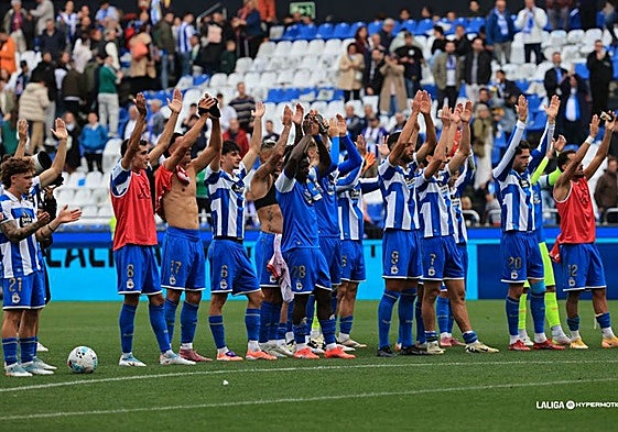 Los jugadores del Deportivo aplauden a su afición tras el partido frente al Almería del pasado fin de semana.