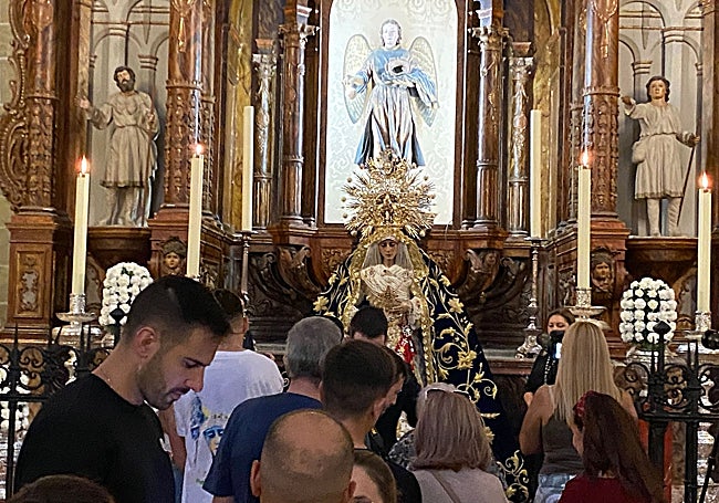 Devotos haciendo cola para besar las manos de la Virgen del Gran Perdón.