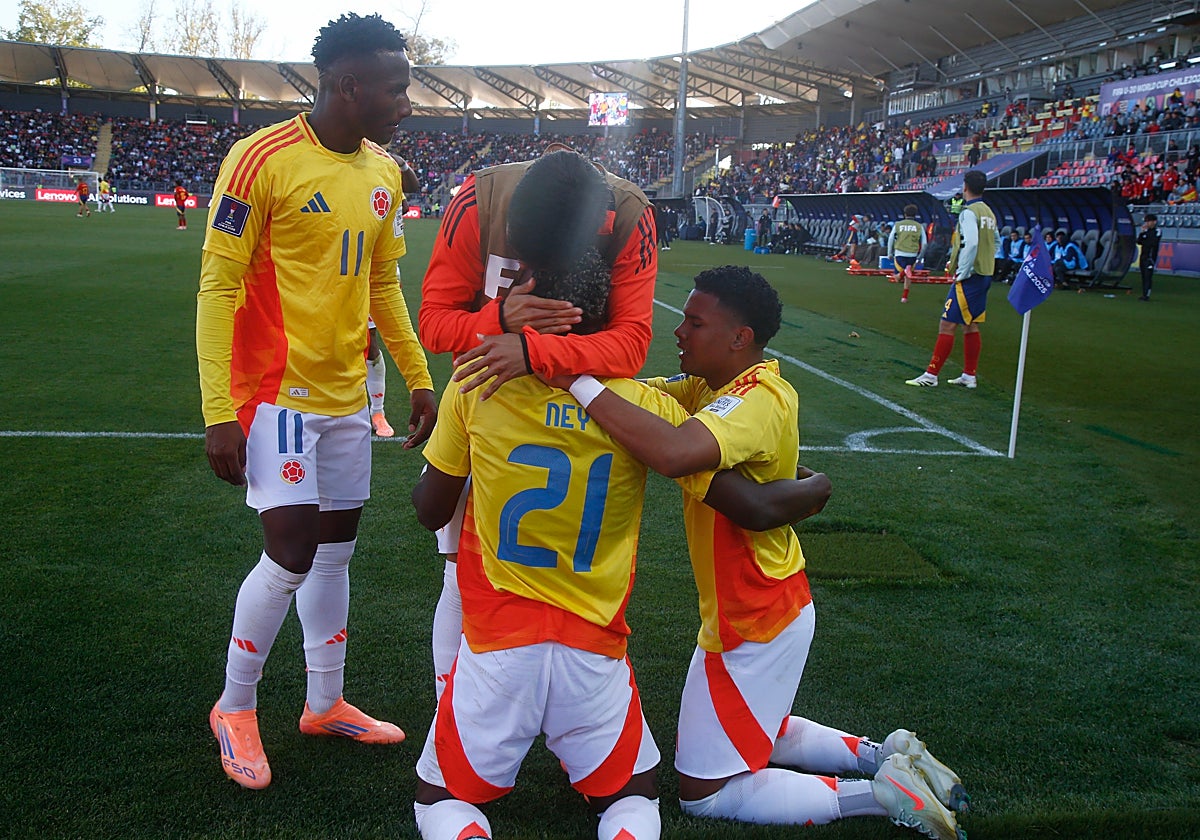 Jugadores de Colombia celebran un gol este sábado, en un partido de cuartos de final de la Copa Mundial Sub-20 entre España y Colombia en el estadio Fiscal de Talca (Chile).