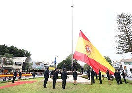Momento de la izada de la bandera nacional presidido por la alcaldesa de Marbella.