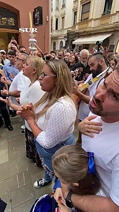 La comparsa de Churriana le canta un pasodoble a la Virgen del Gran Perdón en su salida extraordinaria
