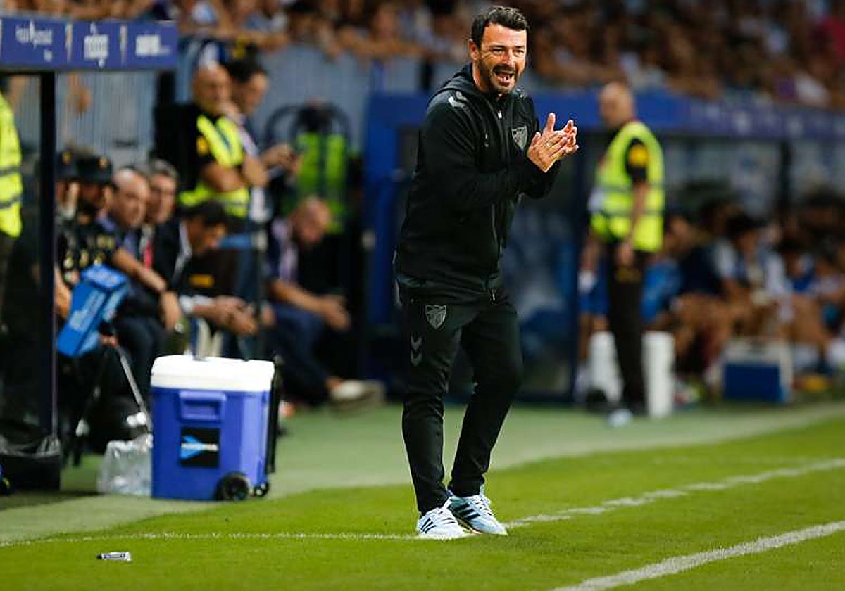 Acejo, segundo entrenador del Málaga, da instrucciones a los jugadores.