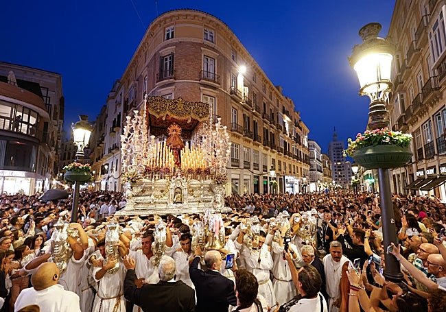 La Virgen del Gran Perdón, a su entrada en una calle Larios abarrotada de público.