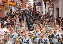 Desfile de los guardias civiles por las calles de Cártama acompañados por la banda de guerra del tercio Alejandro Farnesio.