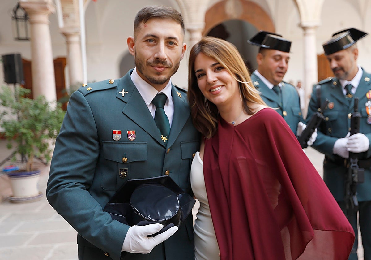 Manuel García y María Ángeles se comprometen en matrimonio en el día de la Guardia Civil en Antequera