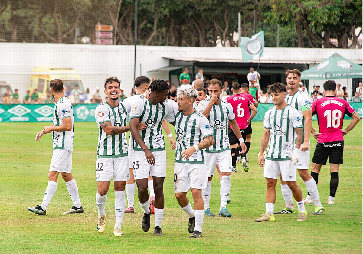 Los jugadores del Juventud de Torremolinos celebran uno de los tres goles al Ibiza.