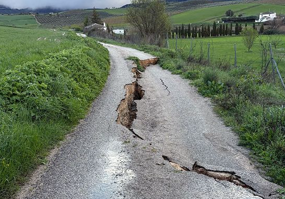 Estado del camino rural de Cochinitas tras los últimos temporales, con graves desperfectos en su firme.