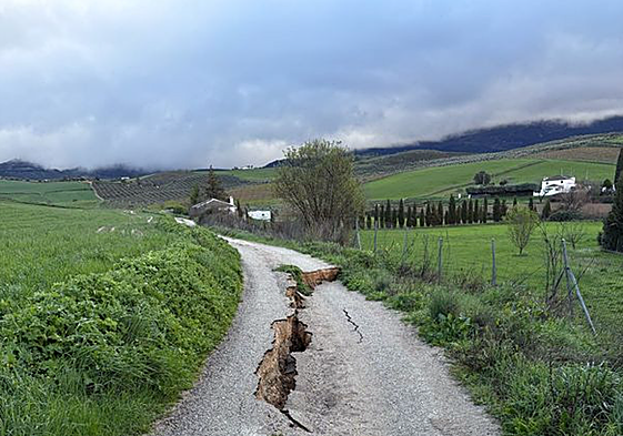 Estado del camino rural de Cochinitas tras los últimos temporales, con graves desperfectos en su firme.