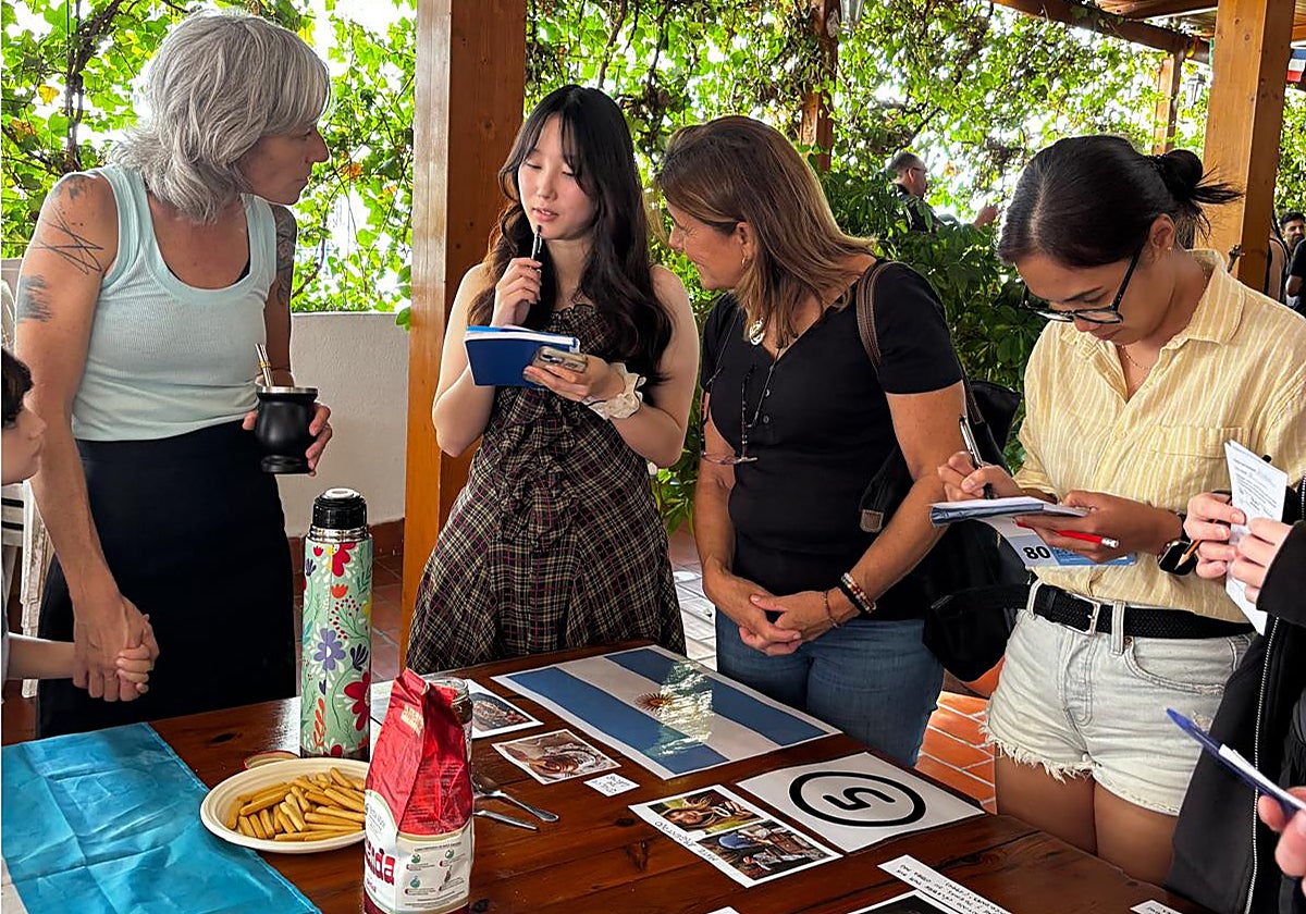 Estudiantes de la Escuela de Idiomas Maravillas en el stand de Argentina.