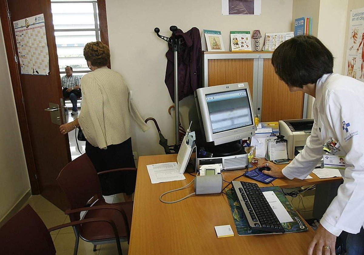 Una médica de Familia despide a una paciente en un centro de salud de la capital.