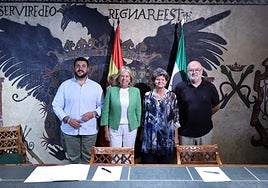 La alcaldesa, Ángeles Muñoz, y el edil de Sanidad, Alejandro González, junto con los representantes de Triple A.