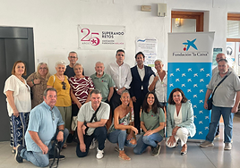 Voluntarios y miembros de las asociaciones en la firma del acuerdo.