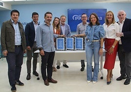 Patricia Navarro y José Ramón Carmona junto a otros dirigentes del PP muestran los avales.