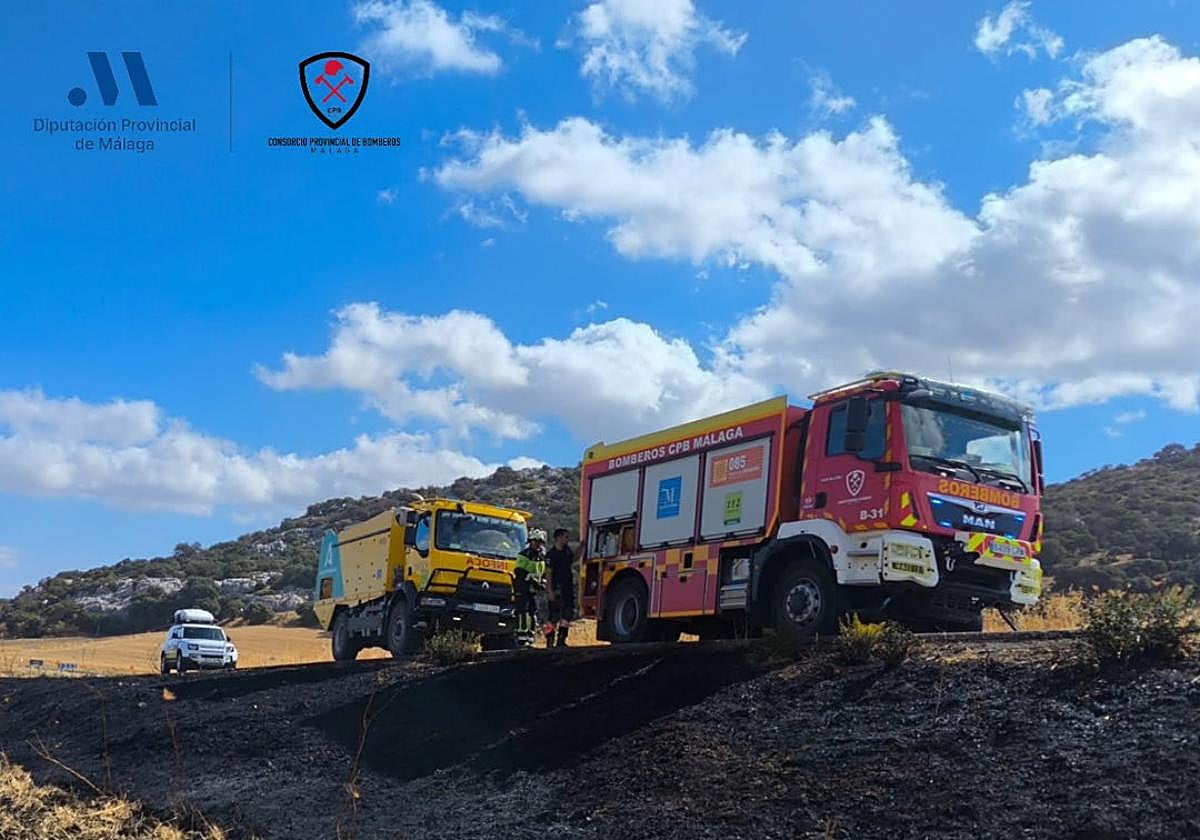 Sofocado un incendio agrícola en la cuneta de la carretera A-7276, próximo a Cuevas del Becerro