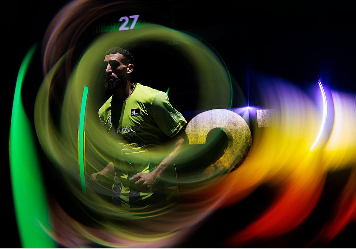 Chris Duarte salta a la pista antes de un partido.