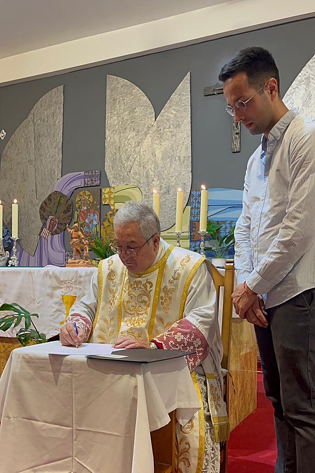 El párroco, Federico Cortés, en la firma del contrato, junto al escultor López Sarmiento.