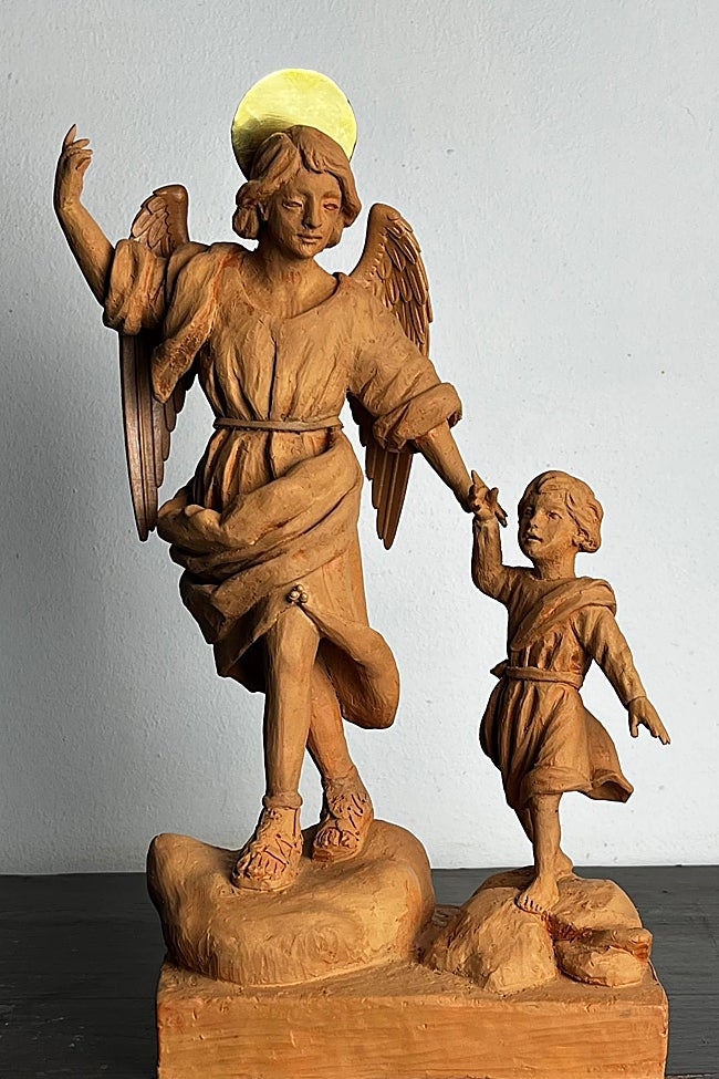 Boceto en barro del futuro titular de la parroquia del Santo Ángel de la Guarda.