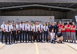 Parte del equipo de instructores y TMAs de la escuela de pilotos One Air.