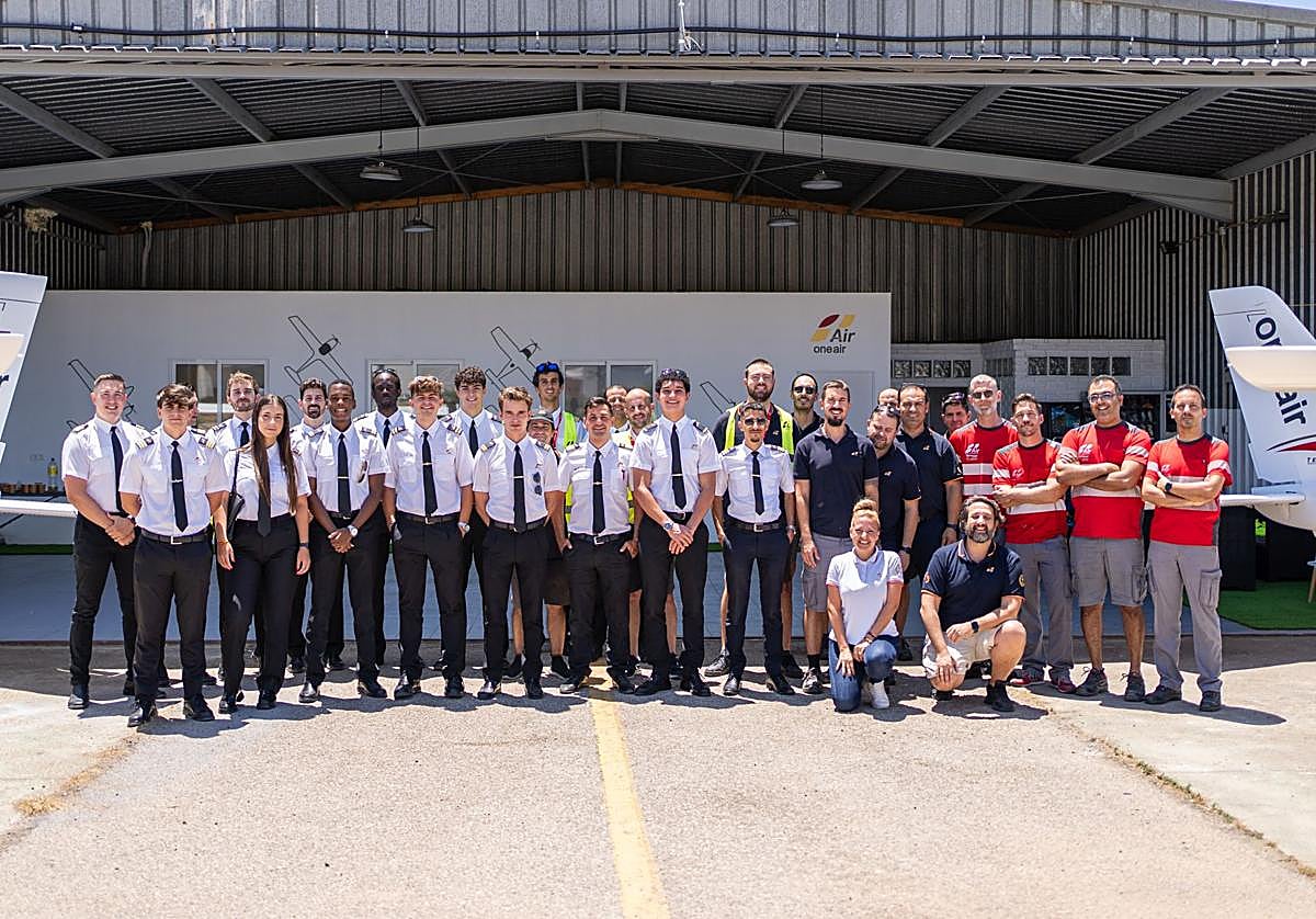 Parte del equipo de instructores y TMAs de la escuela de pilotos One Air.
