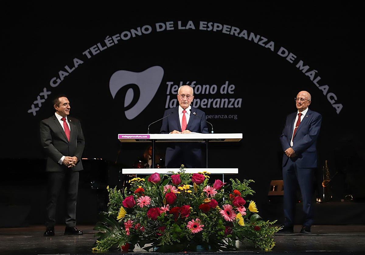 El alcalde, Francisco de la Torre, acompañado de Antonio Montiel, a la izquierda, y Juan Sánchez.