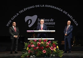 El alcalde, Francisco de la Torre, acompañado de Antonio Montiel, a la izquierda, y Juan Sánchez.