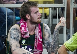 Olek Balcerowski, en el banquillo durante el partido contra el Gran Canaria.