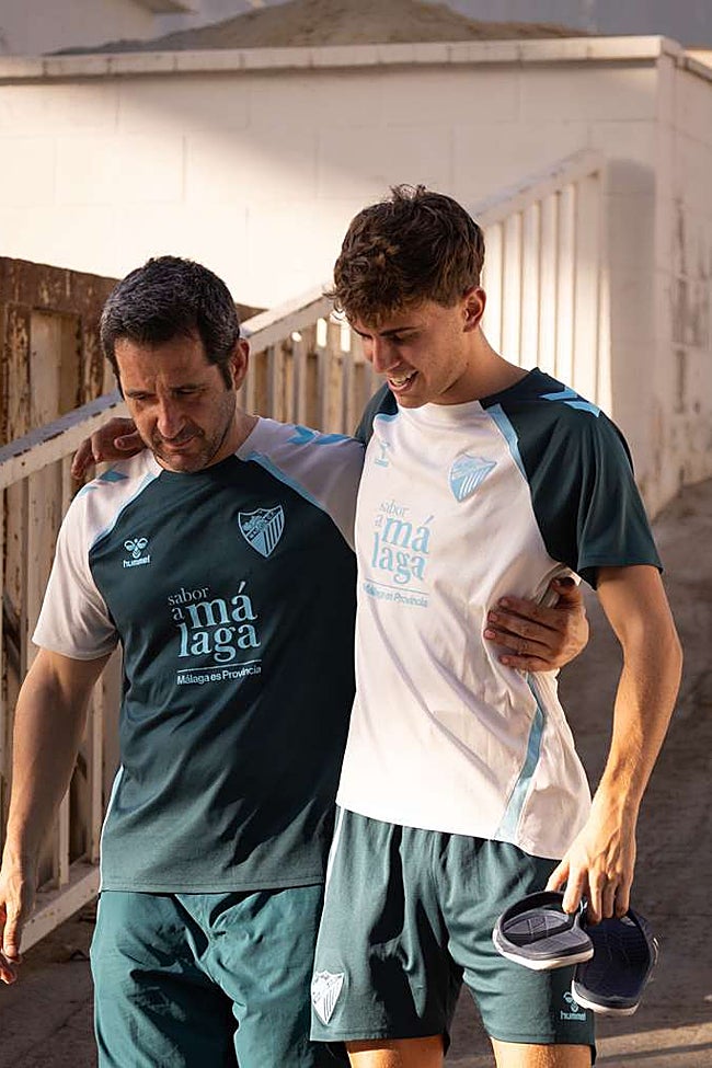 Adrián Niño se dirige hacia el interior de La Rosaleda para entrenarse al margen.