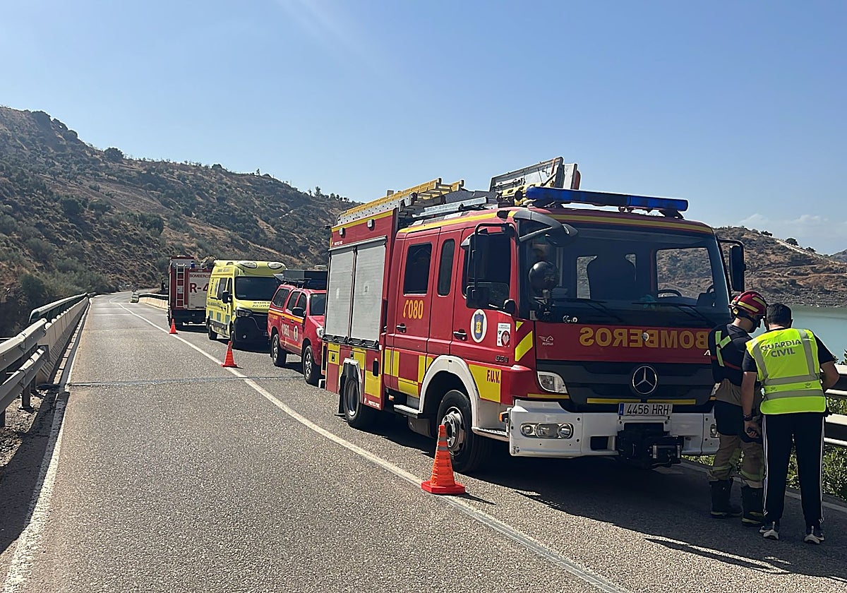 Agentes de Guardia Civil y bomberos, ayer, en el lugar de los hechos.