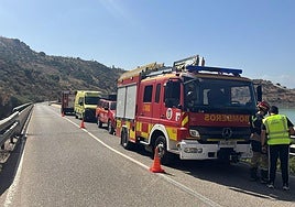 Agentes de Guardia Civil y bomberos, ayer, en el lugar de los hechos.